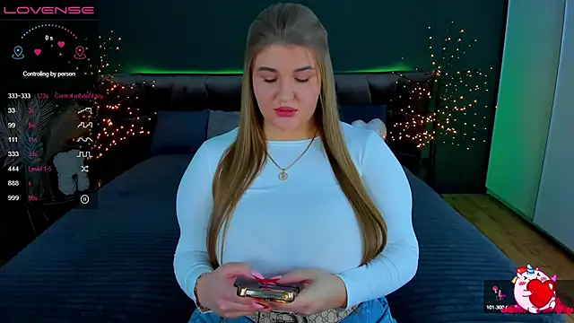 Snapshot of Adele_sugar chatting on 11.04.25 Adele sugar online show from 11.04.25