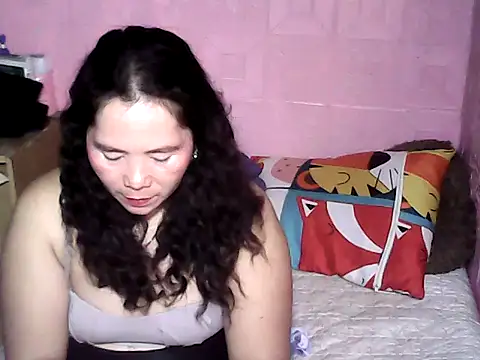 Snapshot of hotpusie_4u chatting on 10.13.25 hotpusie 4u online show from 10.13.25