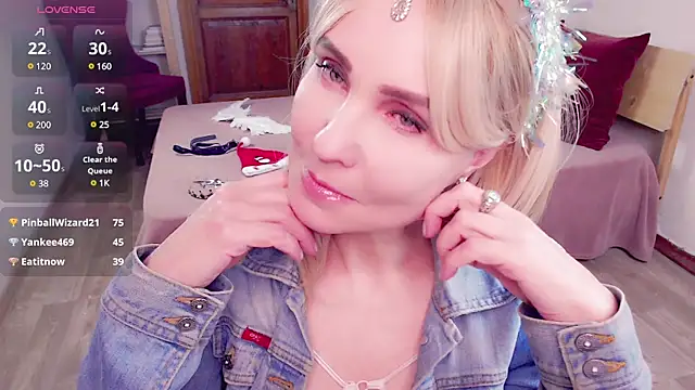 Snapshot of _unique_cam_ chatting on 12.14.24  unique cam  online show from 12.14.24