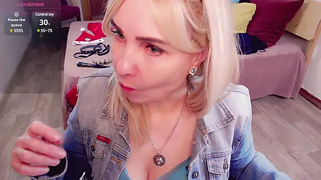 Snapshot of _unique_cam_ chatting on 01.06.25  unique cam  online show from 01.06.25