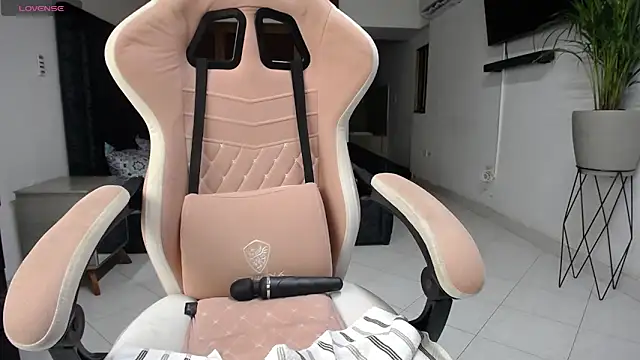 Snapshot of ashley_morgan_18 chatting on 03.17.25 ashley morgan 18 online show from 03.17.25