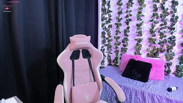 Snapshot of ashley_morgan_18 chatting on 10.05.25 ashley morgan 18 online show from 10.05.25