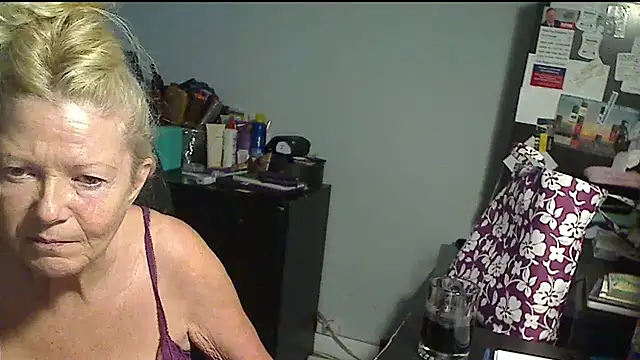 Snapshot of XTRAHORNYONE chatting on 09.10.25 XTRAHORNYONE online show from 09.10.25