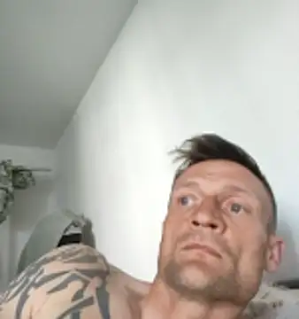 Snapshot of GermanBigDream chatting on 04.25.26 GermanBigDream online show from 04.25.26