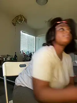 Snapshot of DancingLemonade chatting on 02.04.25 DancingLemonade online show from 02.04.25