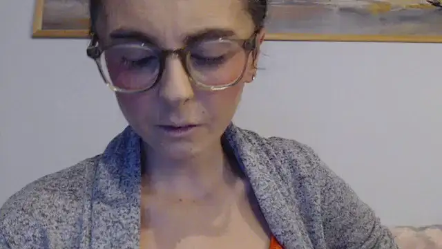 Snapshot of cleophee chatting on 12.19.25 cleophee online show from 12.19.25