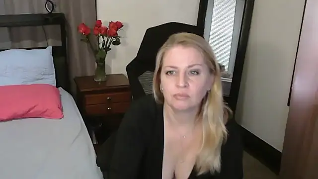 Snapshot of HollieBim chatting on 06.02.26 HollieBim online show from 06.02.26