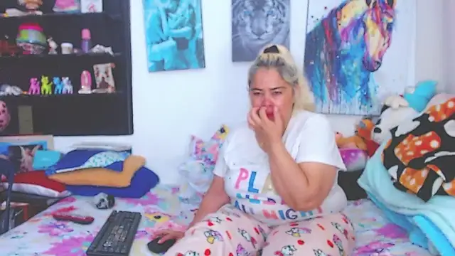 estrellita fugaz16x online show from 02.27.25