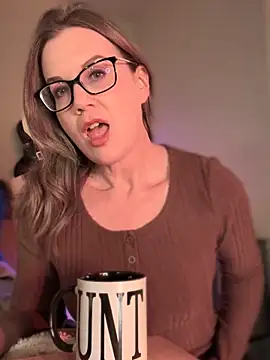 Snapshot of MaiseKnox chatting on 10.14.25 MaiseKnox online show from 10.14.25