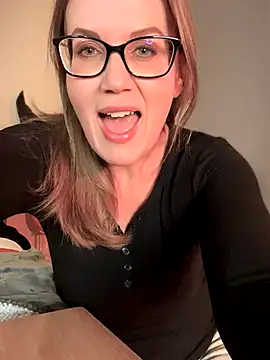 Snapshot of MaiseKnox chatting on 10.20.25 MaiseKnox online show from 10.20.25