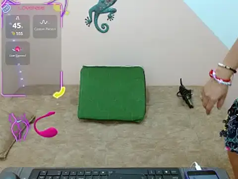 Snapshot of miss_tinnymafe chatting on 11.18.25 miss tinnymafe online show from 11.18.25