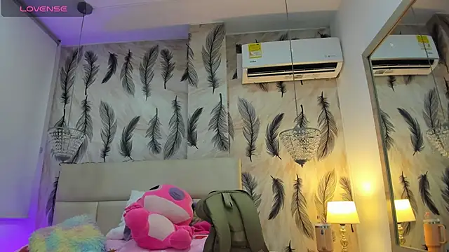 Snapshot of Vivi_prinncess chatting on 11.18.25 Vivi prinncess online show from 11.18.25