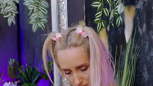 Snapshot of IsabelleEthan chatting on 02.11.25 IsabelleEthan online show from 02.11.25