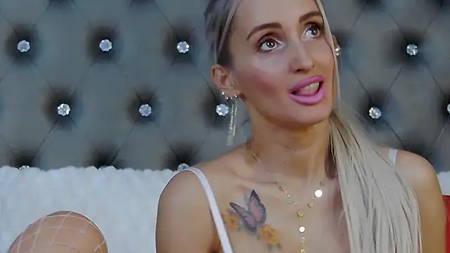 Snapshot of IsabelleEthan chatting on 03.08.25 IsabelleEthan online show from 03.08.25