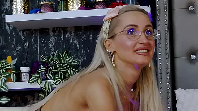 Snapshot of IsabelleEthan chatting on 03.20.25 IsabelleEthan online show from 03.20.25