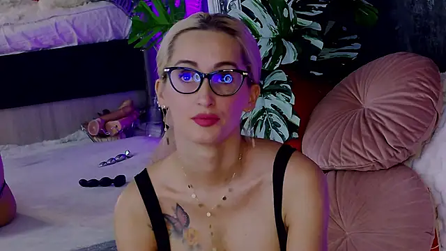 Snapshot of IsabelleEthan chatting on 10.05.25 IsabelleEthan online show from 10.05.25