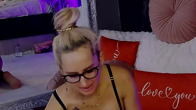 Snapshot of IsabelleEthan chatting on 10.07.25 IsabelleEthan online show from 10.07.25