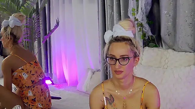 Snapshot of IsabelleEthan chatting on 10.31.25 IsabelleEthan online show from 10.31.25