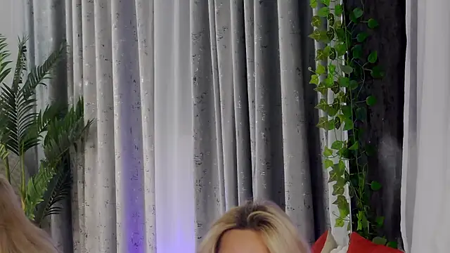 Snapshot of IsabelleEthan chatting on 11.05.25 IsabelleEthan online show from 11.05.25