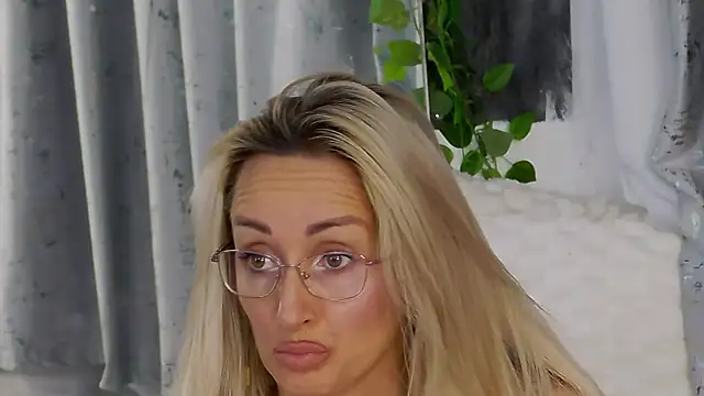 Snapshot of IsabelleEthan chatting on 11.23.25 IsabelleEthan online show from 11.23.25