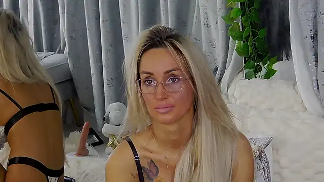 Snapshot of IsabelleEthan chatting on 12.14.25 IsabelleEthan online show from 12.14.25