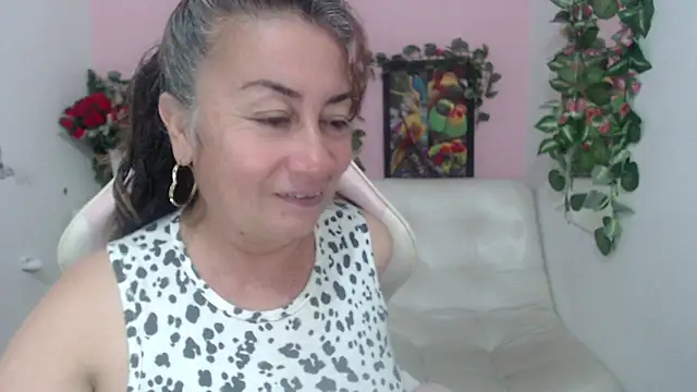 Snapshot of stepmother_105 chatting on 09.26.25 stepmother 105 online show from 09.26.25