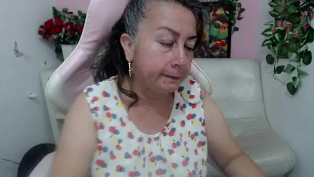 Snapshot of stepmother_105 chatting on 09.30.25 stepmother 105 online show from 09.30.25