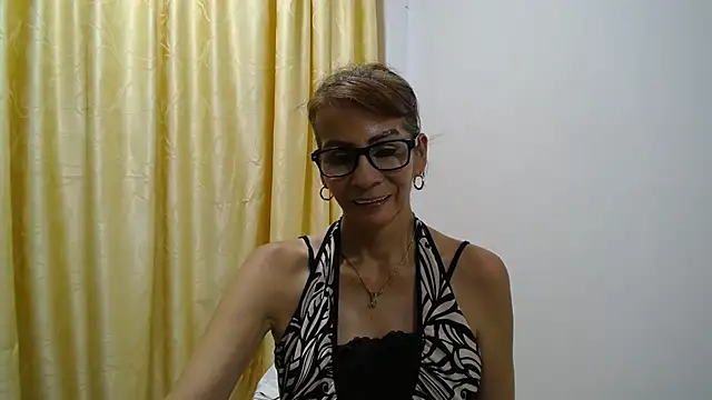 Snapshot of mommysexy16 chatting on 10.10.25 mommysexy16 online show from 10.10.25