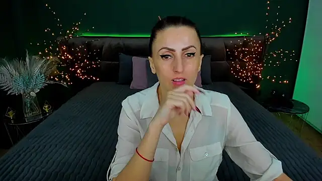 Snapshot of Rebecca_Diamond chatting on 02.13.25 Rebecca Diamond online show from 02.13.25