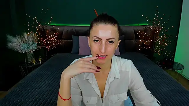 Snapshot of Rebecca_Diamond chatting on 02.17.25 Rebecca Diamond online show from 02.17.25