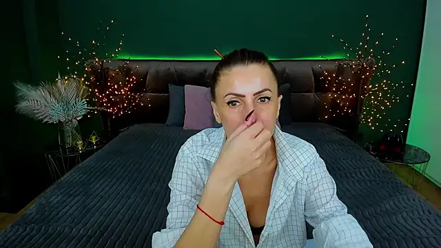 Snapshot of Rebecca_Diamond chatting on 02.18.25 Rebecca Diamond online show from 02.18.25