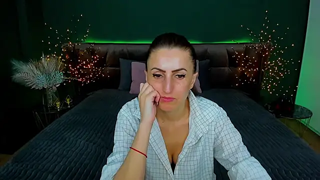 Snapshot of Rebecca_Diamond chatting on 02.18.25 Rebecca Diamond online show from 02.18.25