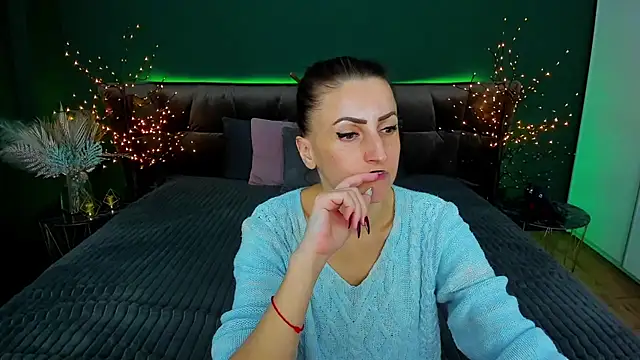 Snapshot of Rebecca_Diamond chatting on 02.19.25 Rebecca Diamond online show from 02.19.25