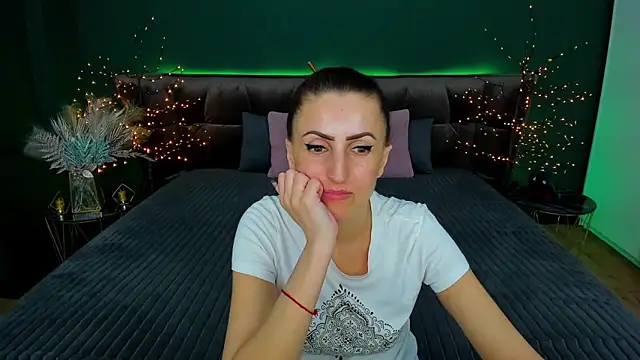 Snapshot of Rebecca_Diamond chatting on 02.27.25 Rebecca Diamond online show from 02.27.25