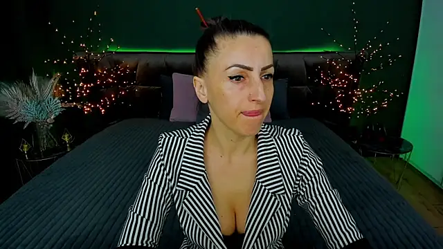 Snapshot of Rebecca_Diamond chatting on 03.18.25 Rebecca Diamond online show from 03.18.25