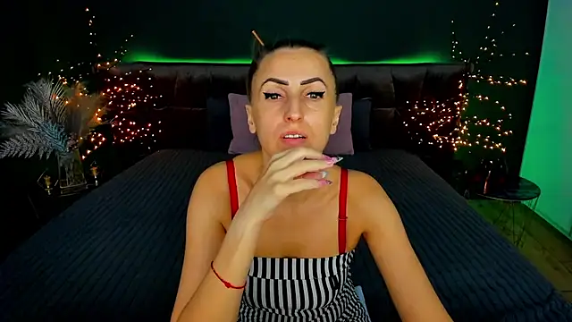 Snapshot of Rebecca_Diamond chatting on 09.18.25 Rebecca Diamond online show from 09.18.25