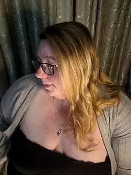 Snapshot of Iceprincess2bad4u chatting on 06.26.26 Iceprincess2bad4u online show from 06.26.26