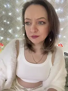 Snapshot of EvaBarsa_ chatting on 12.19.24 EvaBarsa  online show from 12.19.24