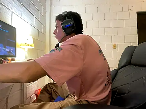 Snapshot of Max_TheHorseDick chatting on 11.03.25 Max TheHorseDick online show from 11.03.25