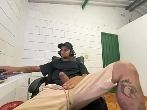 Snapshot of Max_TheHorseDick chatting on 11.08.25 Max TheHorseDick online show from 11.08.25