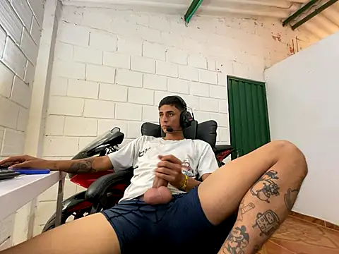 Snapshot of Max_TheHorseDick chatting on 11.09.25 Max TheHorseDick online show from 11.09.25