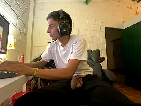 Snapshot of Max_TheHorseDick chatting on 11.11.25 Max TheHorseDick online show from 11.11.25