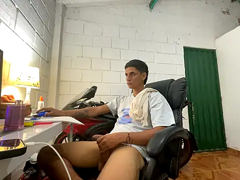 Snapshot of Max_TheHorseDick chatting on 11.20.25 Max TheHorseDick online show from 11.20.25