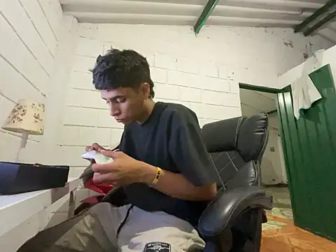 Snapshot of Max_TheHorseDick chatting on 11.24.25 Max TheHorseDick online show from 11.24.25