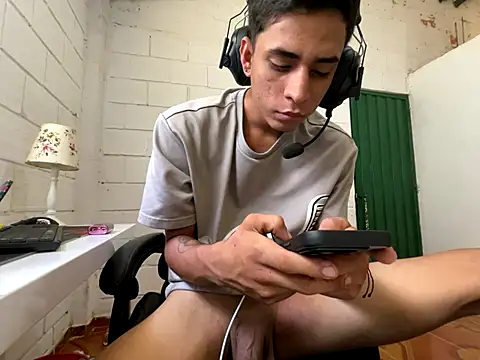 Snapshot of Max_TheHorseDick chatting on 11.26.25 Max TheHorseDick online show from 11.26.25