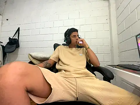 Snapshot of Max_TheHorseDick chatting on 11.30.25 Max TheHorseDick online show from 11.30.25