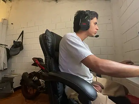 Snapshot of Max_TheHorseDick chatting on 11.30.25 Max TheHorseDick online show from 11.30.25