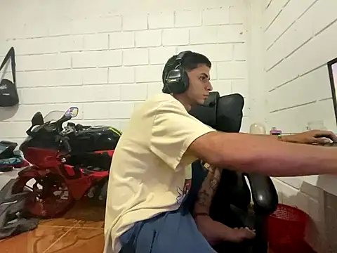 Snapshot of Max_TheHorseDick chatting on 12.03.25 Max TheHorseDick online show from 12.03.25