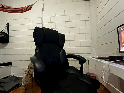 Snapshot of Max_TheHorseDick chatting on 12.16.25 Max TheHorseDick online show from 12.16.25