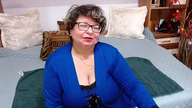 Snapshot of SweetMommaX chatting on 12.24.24 SweetMommaX online show from 12.24.24